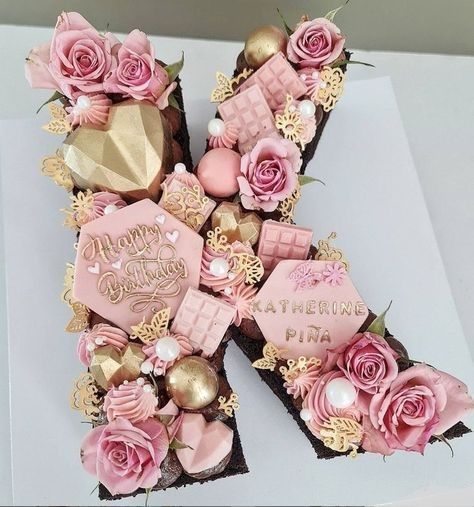 Monogram Cakes Birthday, Gökkuşaği Pasta, Birthday Cake Roses, Alphabet Cake, Number Birthday Cakes, Rose Gold Cake, 40th Cake, Cake Lettering, Vintage Letters