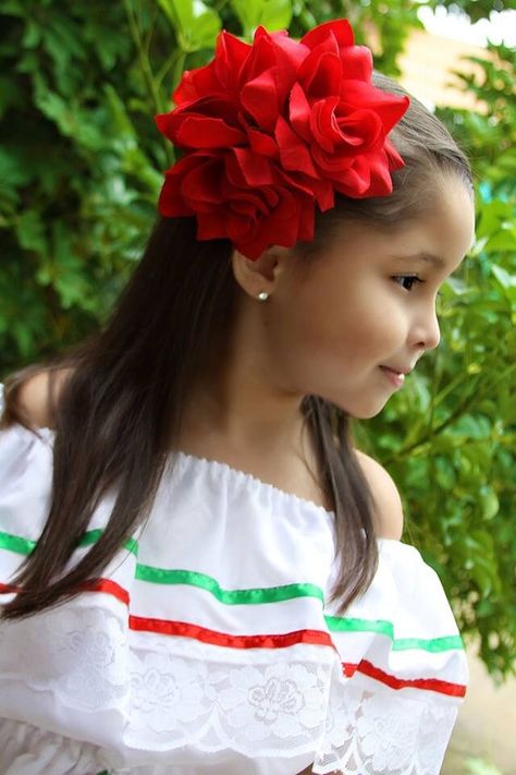 Cute little Mexican girl Mexican Outfits, Hispanic Girl, Mexican Hairstyles, Ballet Folklorico, Sweet Pictures, Mexican Theme, Easy Mexican, Mexican Girl, Mexican Party