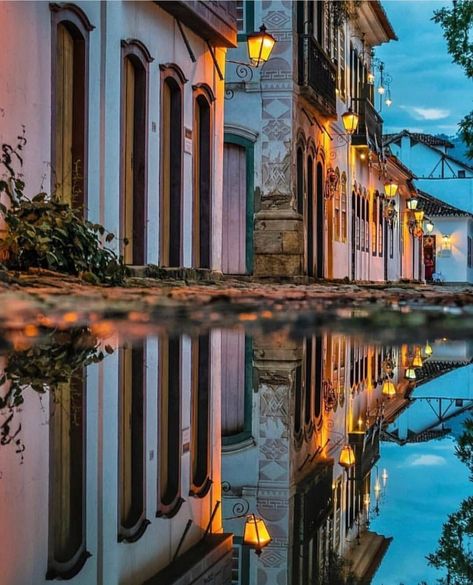 Depois de dez anos na fila de espera, Paraty e Ilha Grande receberam, na manhã desta sexta-feira, o título de Patrimônio Cultural e Natural  Mundial pela Unesco. Município do Rio de Janeiro, Paraty esta localizado no litoral sul do estado, a uma distância de 258 quilômetros da capital estadual. Por estar localizada quase ao nível do mar, a cidade foi projetada levando em conta o fluxo das marés. Como resultado, muitas de suas ruas são periodicamente inundadas pela maré. Paraty já foi capital do Destination Voyage, Most Beautiful Cities, Beautiful Places In The World, Best Vacations, Oh The Places Youll Go, Travel Insurance, Beautiful Destinations, Beach Life, Rio De Janeiro