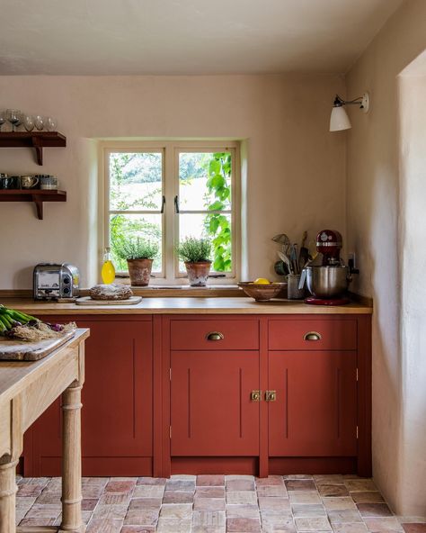 Louise Roe Home (@louiseroehome) • Photos et vidéos Instagram Farrow And Ball Kitchen, Red Kitchen Cabinets, Orange Kitchen, Rustic Kitchen Design, Studio Kitchen, Farm Kitchen, Red Kitchen, Kitchen Paint, Kitchen Cupboards