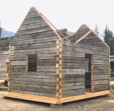 Log Cabin Construction, Hewn Log Cabin, Log Cabin Loft, Building A Small Cabin, Tiny Log Cabins, Tiny Log Cabin, Diy Log Cabin, Log Cabin Plans, How To Build A Log Cabin