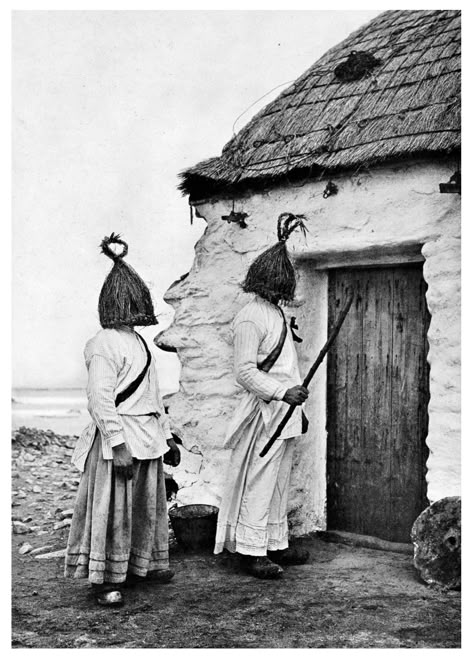 Irish Christmas Traditions, Irish Dress, 1920s Photos, Irish Christmas, Irish Fashion, Irish Culture, Old Irish, Art Costume, Local Farm