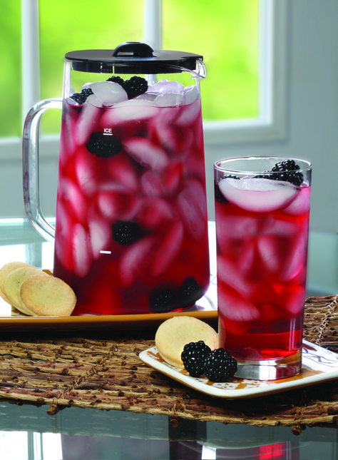 Showcase fresh summer blackberries in our sweet and refreshing Blackberry Hibiscus Iced Tea recipe. #Capresso Hibiscus Iced Tea, Smoothie Popsicles, Iced Tea Maker, Iced Drinks Recipes, Tea Drink Recipes, Tea Brewer, Peach Ice Tea, Iced Tea Recipes, Healthy Drink