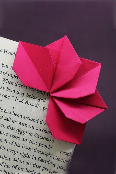 In this video, I'll show you how to make an easy origami bookmark - Paper Bookmark Making - Bookmark Making Tutorial - How To Make Easy and Beautiful Paper Bookmark - Origami Bookmarks - paper Crafts. #Bookmark #Tutorial #DIY Origami Reindeer, Origami Bookmark Corner, Holiday Origami, Bookmark Corner, Bookmark Making, Bookmark Flower, Bookmark Tutorial, Halloween Origami, Bookmark Diy