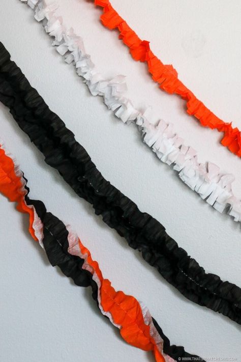 Halloween Streamers, Diy Halloween Garland, Crepe Paper Garland, Crepe Paper Decorations, Diy Halloween Masks, Halloween Craft Ideas, Vintage Halloween Party, Garland Halloween, Paper Decorations Diy