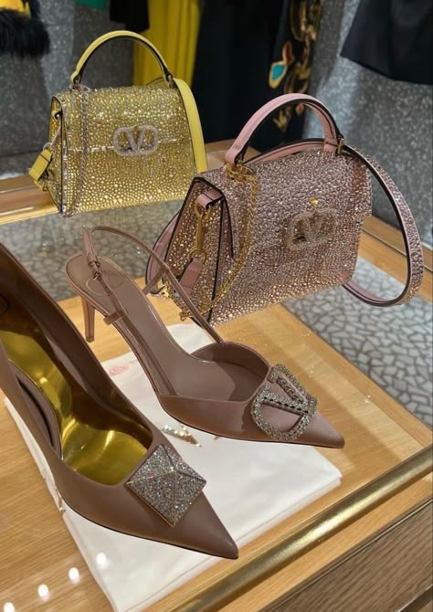 Valentino Valentino Heels, Fancy Heels, Luxury Bags Collection, Stunning Shoes, Fancy Shoes, Fancy Bags, Best Handbags, Girly Shoes, Pink Heels