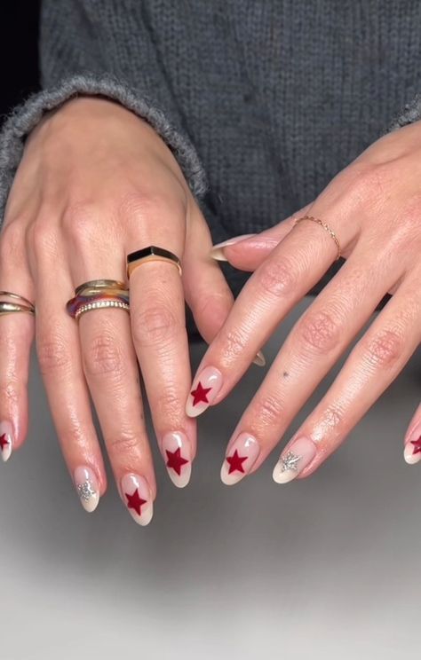 Rock Star girlfriend nails ⭐ Star Nail Designs Y2k Simple, Rockstar Girlfriend Nails Short, Rock Star Gf Nails, Rockstar Aesthetic Nails, Rock Style Nails, Rock Star Girlfriend Nails, Big Star Nails, T Swift Nails, Stargirl Nails Aesthetic