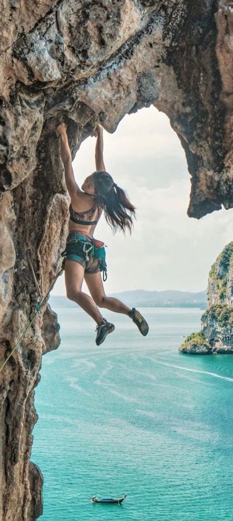 Rock Climbing Aesthetic, Rock Climbing Photography, Rock Climbing Women, Climbing Girl, Outdoor Climbing, Rock Climbers, Adventure Photography, Amazing Pictures, Mountain Climbing