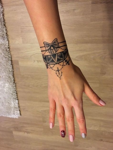 Tatouage bracelet - idées tendance pour le poignet et pour la cheville! Armband Tattoo Frau, Charm Bracelet Tattoo, Wrist Tatoo, Tato Mandala, Mandala Wrist Tattoo, Wrist Bracelet Tattoo, Cuff Tattoo, Bracelet Tattoo, Armband Tattoos