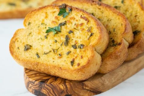 Homemade Texas Toast - The Kitchen Magpie Homemade Texas Toast, Artisan French Bread Recipe, Texas Toast Recipe, Texas Toast Garlic Bread, Garlic Butter Recipe, Jiffy Cornbread Recipes, Oven Pot Roast, Homemade Garlic Butter, Butter Toast