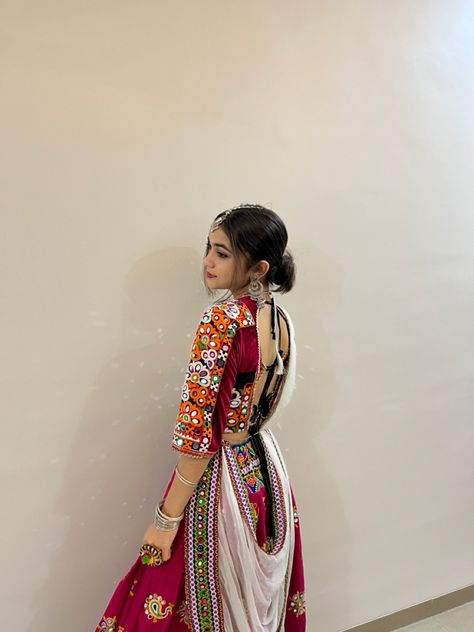 Navaratri Photoshoot Ideas, Navratri Poses For Women, Navaratri Outfit Ideas, Gujrati Dress, Navratri Vibes, Navratri Look, Garba Outfit, Desi Fits, Trendy Outfits Indian