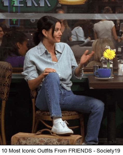 Friends fashion continues to pave the way for all of us to copy, giving us iconic 90's fashion inspiration from our favorite characters. 90s Jean Outfit, 90s Classy Fashion, Iconic 90s Outfits Women, Friends 90s Outfits, Women In The 90s, 90s Mom Aesthetic, 90s Jeans Outfit, Outfits From Friends, Friends Outfits 90s