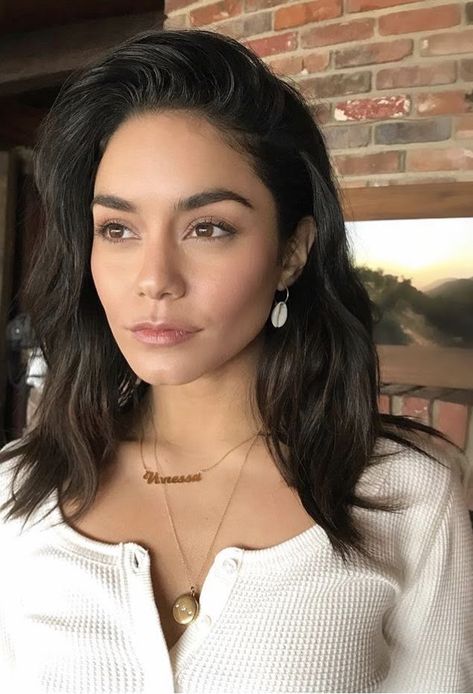 Vanessa Hudgens Makeup Natural, Vanessa Hudgens No Makeup, Vanessa Hudgens Face, No Makeup Makeup Wedding, Simple No Makeup Look Natural, Vanessa Hudgens Hair Color, Vanessa Hudgens Haircut, Vanessa Hudgens Hairstyles, Light Makeup Natural