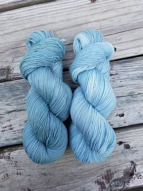 Natural Dye Yarn, Dyed Yarn Diy, Eco Dyeing Fabric, Dyeing Tutorials, Dye Yarn, Diy Dye, Dyeing Yarn, Natural Dye Fabric, Eco Dyeing