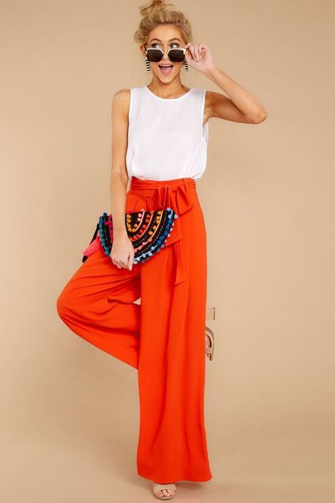 Orange Pants Outfit, Pantalon Orange, Black Dress Outfit Casual, Casual Chique, Black Dress Outfits, Red Dress Boutique, Go Getter, Inspiration Mode, White Outfits