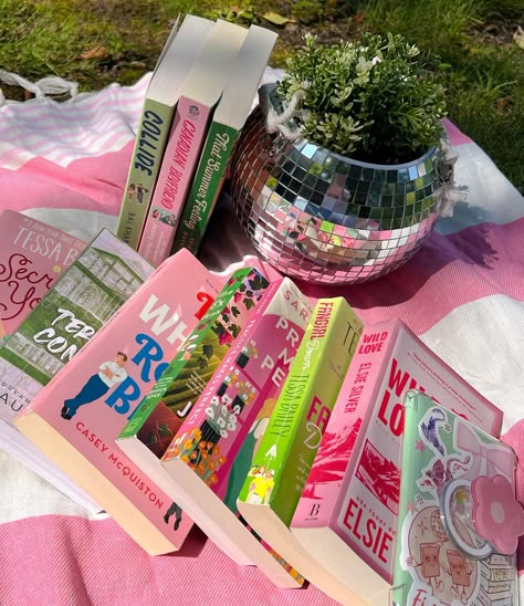 pink & green books 🌸🌿🎀👒🩰💚 i have been obsessed with this color combo recently and it’s even more perfect because it’s mine (pink) and my bfs (green) favorite colors!! 🤩✨ pink books featured 🎀🌸🩷🩰💓🌷 Canadian Boyfriend by Jenny Holiday Secretly Yours by Tessa Bailey Red, White, and Royal Blue by Cassie MqQuinston Practice Makes Perfect by Sarah Adam’s Wild Love by Elsie Silver green books featured 🌱🐢💚🥝👒🌿 Collide by Bal Khabra That Summer Feeling by Bridget Morrissey Terms and Conditio... Canadian Boyfriend, Pink Blue Aesthetic, Book Bed, Bookstagram Aesthetic, Tessa Bailey, Colorful Books, Red White And Royal Blue, Elsie Silver, Lauren Asher