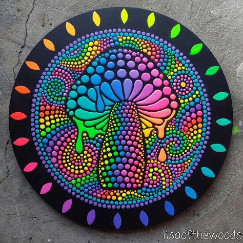 Lisa Woods Rainbow Art 🌈🍄 (@lisaofthewoods) • Instagram photos and videos Trippy Mandala Drawing, Trippy Mushroom Painting, Mushroom Mandala, Mandala Motifs, Circle Mandala, Art Mushroom, Mushroom Paint, Easy Mandala Drawing, Rainbow Mandala