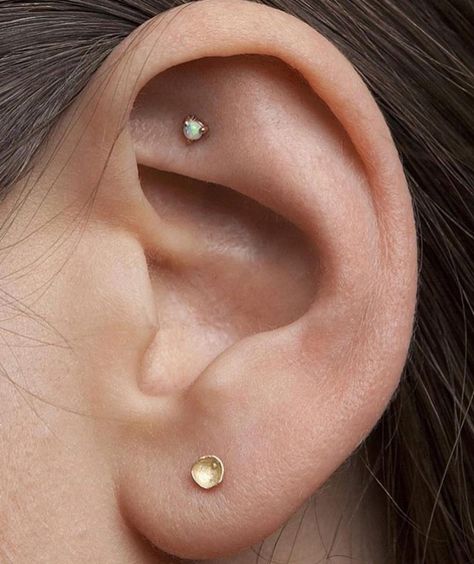 Ahead, we rounded up the 20 prettiest ear piercing ideas of 2019, including lobe, helix, orbital, conch, and tragus piercings. Prepare to curate your ear ASAP. Constellation Piercings, Unique Ear Piercings, Ear Piercing Ideas, Piercings Ideas, Ear Piercings Chart, Double Ear Piercings, Elf Ear Cuff, Wild Tattoo, Pretty Ear Piercings