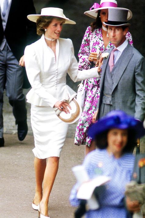 Princess Diana races outfits: in a white skirt suit for Ascot in 1986 Ascot Outfits, White Skirt Suit, Princ Harry, Princess Diana Fashion, Princess Diana Family, Prinz Harry, Princes Diana, Diana Fashion, Charles And Diana