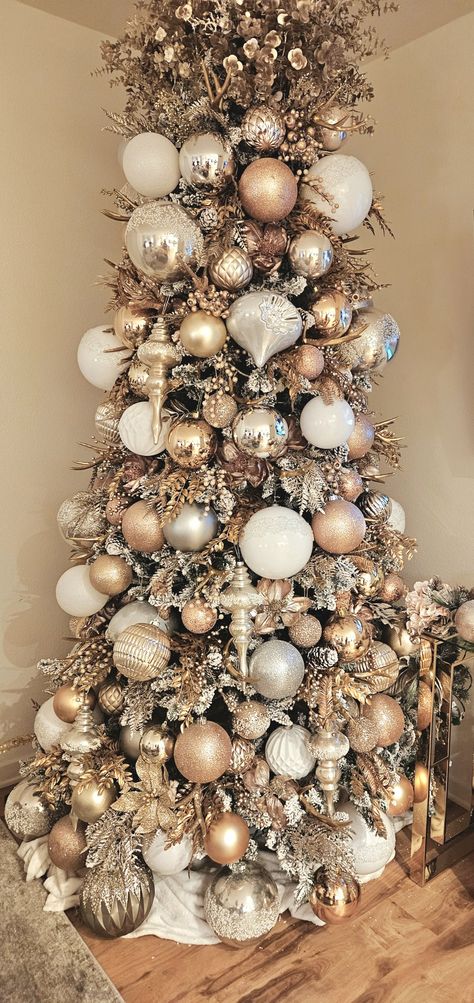 My Christmas Tree for 2023! I used white, gold, silver, champagne, rose gold and pearl ornaments. I also used gold foliage and antlers to give it a rustic touch. #ChristmasTree #GoldDecor #christmasdecor #Christmas #ornaments Golden Christmas Tree Decorating Ideas, Champagne Ornaments Christmas Tree, Christmas Tree Champagne Color, Coastal Chateau, Green And Champagne Christmas Tree, Gold And Cream Christmas Tree, White And Champagne Christmas Tree, Beige Christmas Decor, Cream Christmas Decor