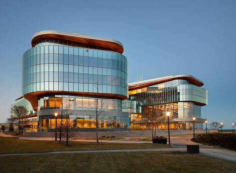 The “Global Hub” is part of the University’s larger building program that includes a new Center for the Musical Arts designed by Goettsch Partners. Spices Branding, Entrance Plaza, University Building, Podium Design, Mall Facade, Commercial Design Exterior, Art University, Skyscraper Architecture, Chicago Architecture