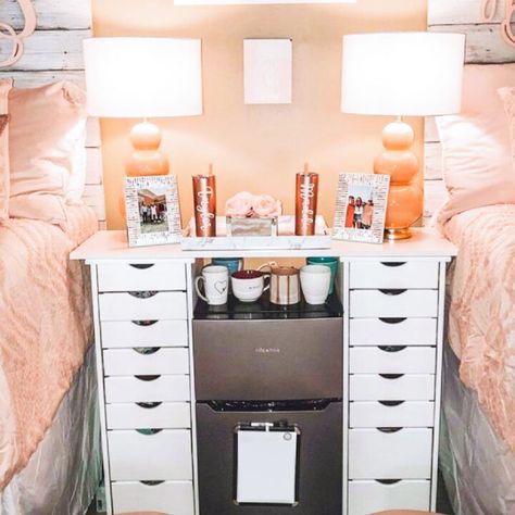 College Dorm Amazon Finds, Dorm Organization Aesthetic, Cute Dorm Accessories, Dorm Room Makeup Organization, Door Room Essentials, College Dorm Inspo Simple, Creative Dorm Room Ideas, Storage For Dorm Room, Fsu Dorm Room Ideas