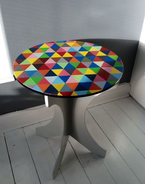 Round Table Painting Ideas Colorful, Painting Table Ideas, Round Table Painting Ideas, Table Painting Ideas Colorful, Painted Table Top Designs, Pedastal Table, Peg Table, Painting Chairs, Painted Table Tops