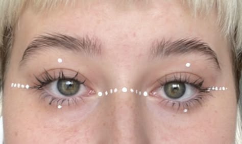 All White Makeup Looks, Subtle Graphic Liner, White Dots Eye Makeup, Makeup With Dots, Dots Makeup, Eye Makeup Inspo, Dot Makeup, White Eyeliner Makeup, Hippie Makeup