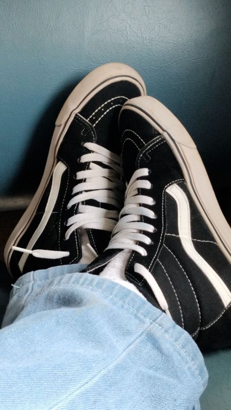 Shoe Pics Aesthetic, Vans Shoes Aesthetic, Shoe Pics, Shoes Aesthetic, Beautiful Flowers Photos, Downtown Girl, Aesthetic Shoes, Vans Sneakers, Wardrobe Style