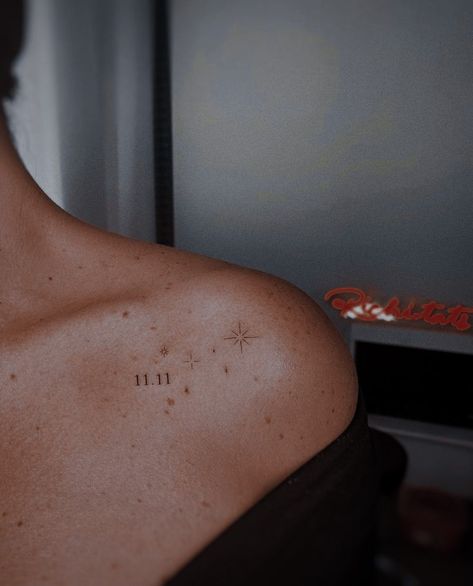 Mini Tattoos Collar Bone, Constellation Tattoo Collarbone, Colar Bone Tattoo Stars, Collarbone Minimalist Tattoo, Collarbone Constellation Tattoo, Constellation Tattoo Collar Bone, Fine Line Constellation Tattoo, Star Elbow Tattoo, Coldplay Tattoo