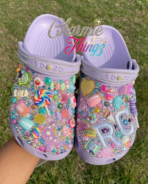 Candyland Shoes, Blinged Crocs, Designer Crocs, Jibbitz Ideas, Croc Ideas, Croc Decorations, Crocs With Charms, Bedazzled Shoes Diy, Bling Crocs