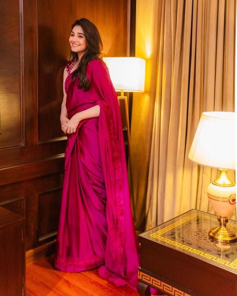 @durrefishans looks gorgeous in the sleek and spell binding Aigul saree⁠ | Instagram Pink Plain Saree, Durefishan Saleem, Dark Pink Saree, Diwali Pic, Hot Pink Saree, Ishq Murshid, Reception Couple, Farah Talib Aziz, Pink Plain