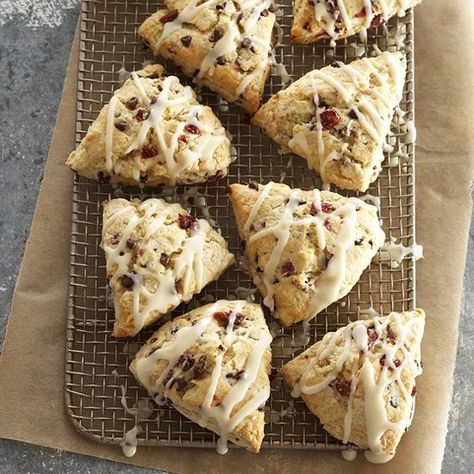 Cranberry-Chocolate Scones Chocolate Cherry Scones, Puffs Recipes, Basic Scones, Cherry Scones, Cranberry Scones, Chocolate Scones, Homemade Scones, Brunch Spread, Savory Scones