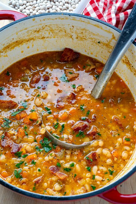 A simple and amazingly tasty bacon and bean soup; pure comfort in a bowl! Bean And Bacon Soup, Bacon Soup, Bean Soup Recipes, Savory Soups, Fall Soups, Food Soup, Soup Season, Soup Chili, Soup And Stew