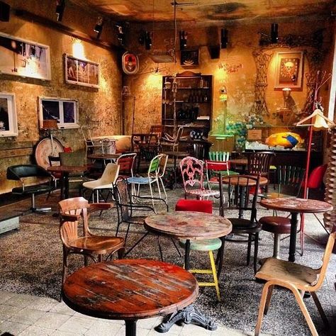 Coffee House Interiors, Eclectic Cafe, Rustic Coffee Shop, Style Tips And Tricks, Bar Deco, Pub Interior, Coffee Shop Interior Design, Cozy Coffee Shop, Budapest Travel