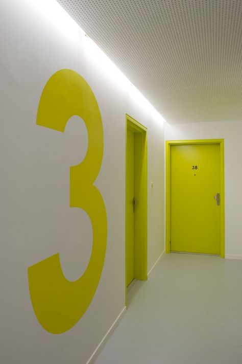 Signalisation + portes Office Nyc, Hotel Corridor, Corridor Design, Cabinet Medical, Door Numbers, Salford, Wayfinding Signage, Environmental Design, Reggio Emilia