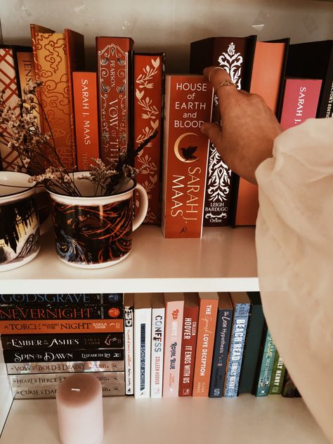 Fantasy Bookshelf Aesthetic, Fantasy Book Shelf, Autumn Bookshelf, Romance Bookshelf, Fantasy Bookshelf, Fall Bookshelf, Professor Aesthetic, Bookshelf Inspo, Bookworm Things