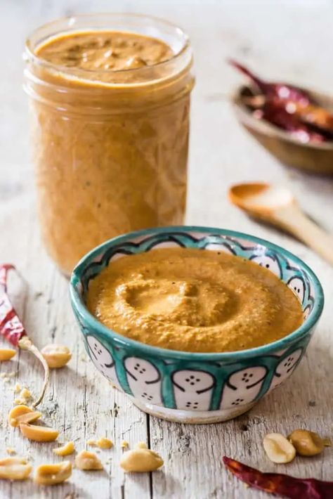 Salsa de Cacahuate (peanut and chili sauce) - Maricruz Avalos Blog Peanut Salsa, Salsa Gravy, Mexican Dip, Chili Dip, Mexican Sauce, Mexican Salsa, Hot Salsa, Spicy Peanut Sauce, Spicy Salsa