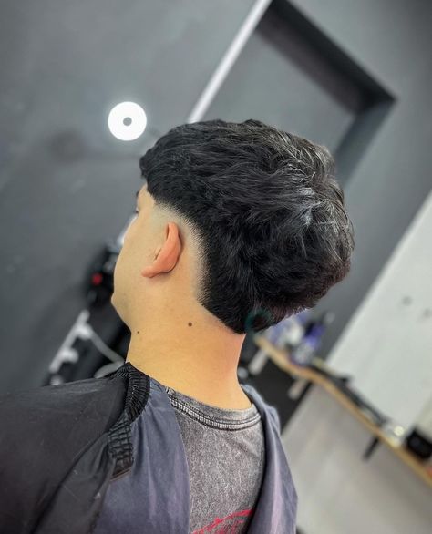 V Back Haircut Men, Low Burst Fade Haircut Mullet, Burst Fade V Cut, Burst Taper Fade, Taper Fade Alto, Low Burst Fade, Burst Fade Mullet, Burst Fade Haircut, Mohawk Fade