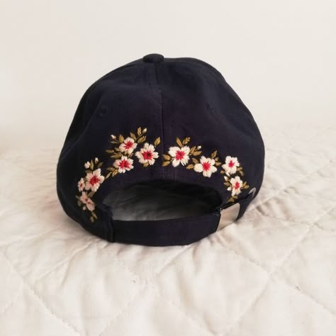 Hat Flower Embroidery, Black Cap Embroidery, Embroidered Baseball Caps Diy, Diy Hat Embroidery, Embroidery Baseball Caps, Bucket Hat Embroidery Ideas, Cap Art Ideas, Embroidery Hat Ideas, Embroidery Caps Ideas