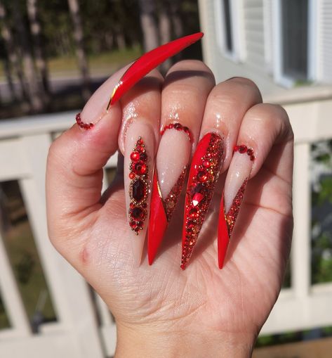 Red Stilleto Nails Designs Bling, Red Curved Nails, Red Stilletos Nails, Red Stiletto Nails Designs, Stiletto Nails Red, Summer Nails Art Designs, Junk Kouture, Almond Stiletto, Red Stiletto Nails