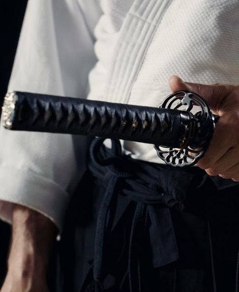 Iaido Aesthetic, Aikido Aesthetic, One Piece Aesthetic, Movie Replica, Wicked Game, Surreal Photos, Ghost Of Tsushima, Japan Aesthetic, Samurai Swords