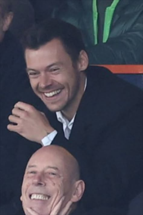 harry styles watching the luton vs manchester united game, luton, england, united kingdom, feburary 18th 2024 Harry Styles 2024, Harry Styles Manchester, Louis (one Direction), Harry's House, Harry Styles Wallpaper, Harry Styles Pictures, Harry Styles Photos, Mr Style, His Smile