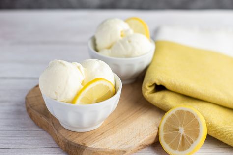 Mascarpone-Limoncello-Eiscreme - CC DE Limoncello Ice Cream, Cottage Cheese Ice Cream Recipe, Lemon Curd Ice Cream, Lemon Ice Cream Recipe, Viennese Whirls, Barbecued Chicken, Lemon Cheesecake Recipes, Crumb Bars, Gelato Recipe