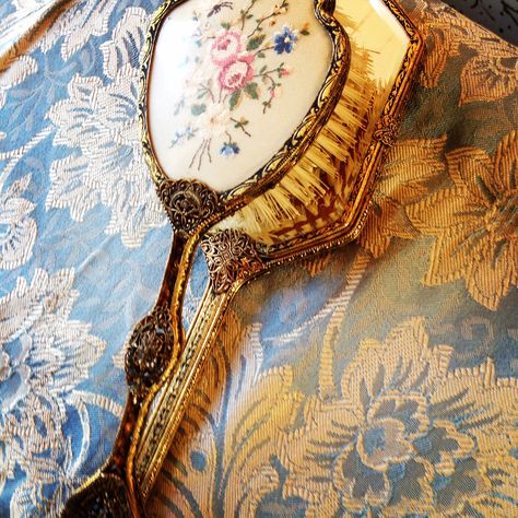 Vintage Hair Brush & Mirror Antique Hair Brush, Vintage Hair Brush, Edwardian Hair, Old Fashioned Hairstyles, Brush With Mirror, Edwardian Hairstyles, Victorian Hairstyles, Antique Vanity, Iphone Watch