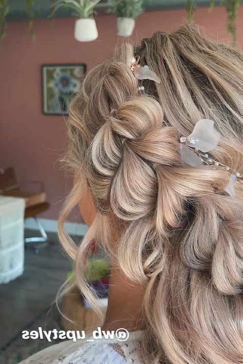 This boho hairdo is such a vibe for brides. I’m loving this for boho bridal vibes. Keep that to your boho wedding board Bridal Vibes, Beautiful Wedding Hair, Bridal Hair Inspiration, Elegant Updo, Hair Collection, Boho Bridal, Hey Girl, Wedding Board, Wedding Hair