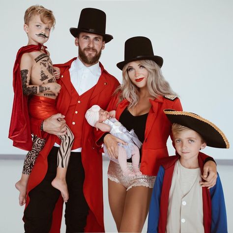 What’s everyone being for Halloween this year....do you guys do a family costume or individuals? We do both, we have a big family party… Cara Van Brocklin, Halloween Fantasia, Cara Loren, Family Of 6, Halloween This Year, Family Costumes, Family Party, Halloween 2020, Family Parties