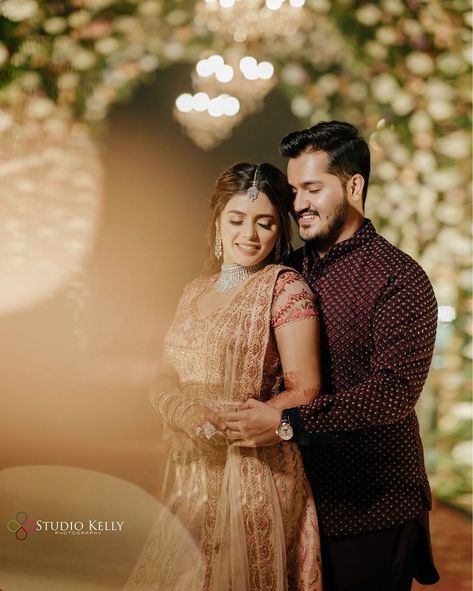 Garba Shoot, Cupal Dp, Groom Stills, Reception Pose, Reception Stills, Reception Poses, Reception Photoshoot, Haldi Pose, Couple Poses Ideas