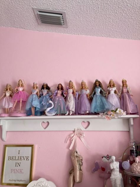 Pink Nostalgia Aesthetic, Barbie Dolls Aesthetic, 2000s Barbie Dolls, Barbie Organization, Barbie Bedroom, Barbie Aesthetic, Barbie 2000, Barbie Room, Organizer Ideas