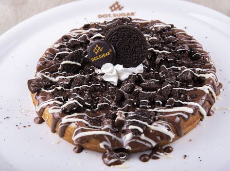 Types Of Waffles, Waffle Plating, Fancy Pancake Recipe, Oreo Waffles, Tea Time Food, Waffle Cake, Junk Food Snacks, Yummy Comfort Food, Dessert Shop